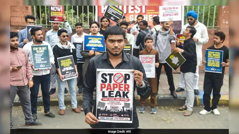 A professor and five students were arrested over the leak of IGKV's second-year Entomology exam paper.
