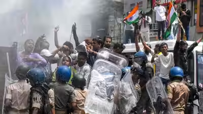 BPSC protest intensifies as students breach barricades, govt says issue resolved.