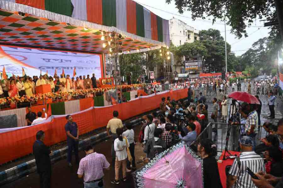 Suvendu Adhikari and others on the dais outside JU on Friday evening. Picture by Bishwarup Dutta